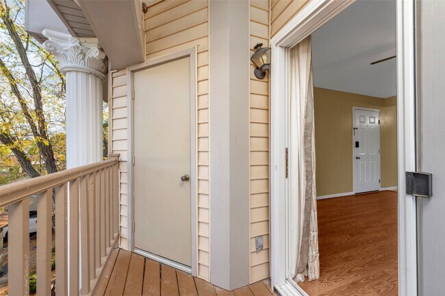 Building Photo - 700 Ridgeside Dr