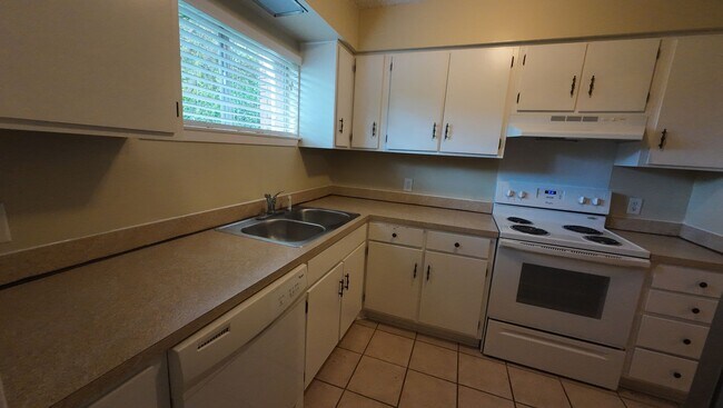 Building Photo - 1/1.5 Townhome in Springhill Place