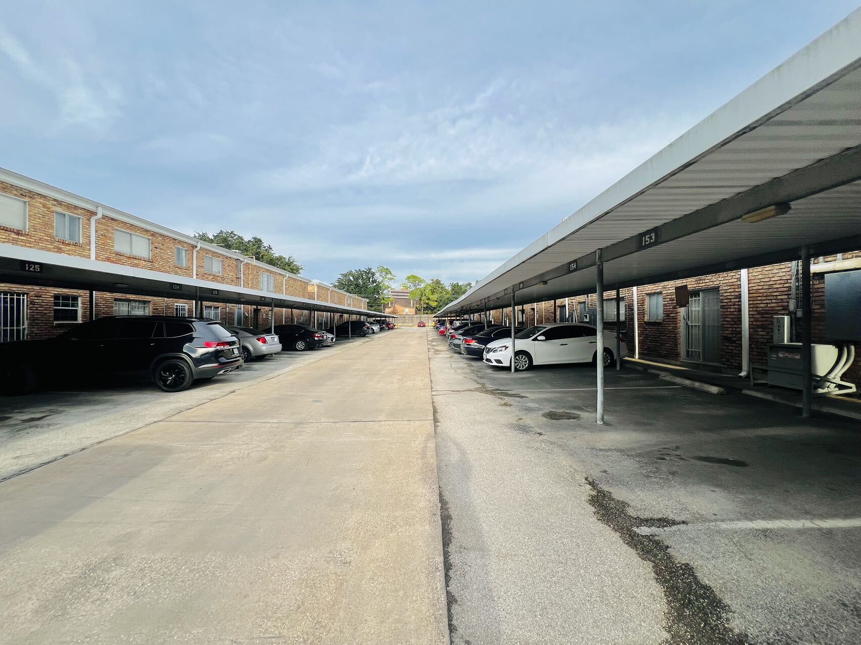 Building Photo - 2201 Fountain View Dr