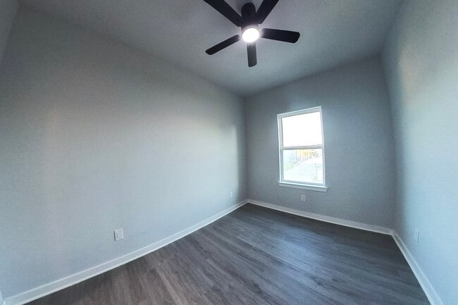 Building Photo - 2832 Mansfield St