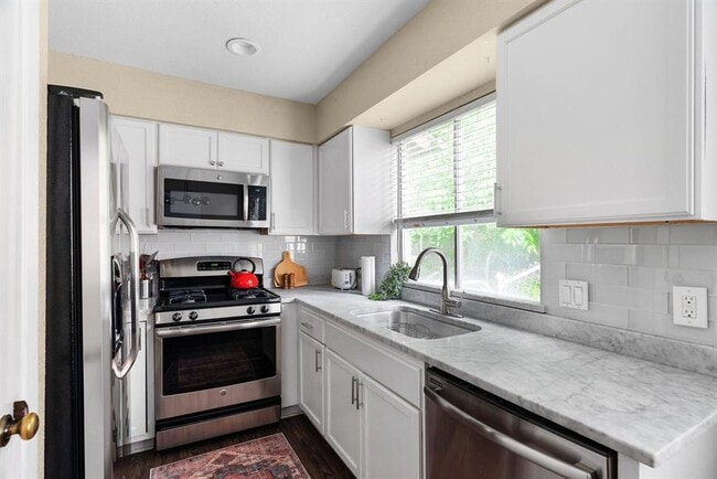 Building Photo - 2320 Montclaire St