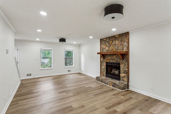 Building Photo - 3 bed 3 bath in Jonesboro!