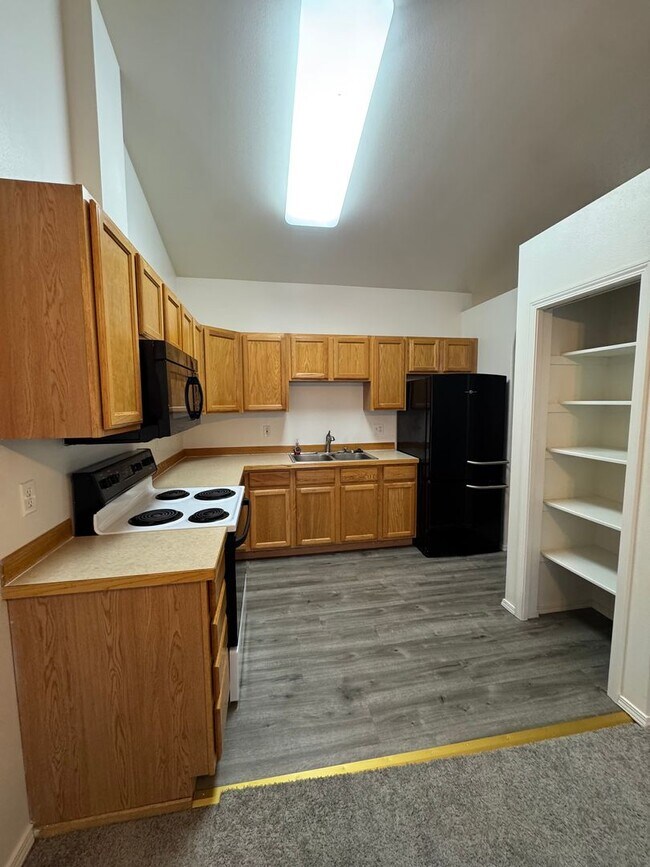 Building Photo - 100 Burton St