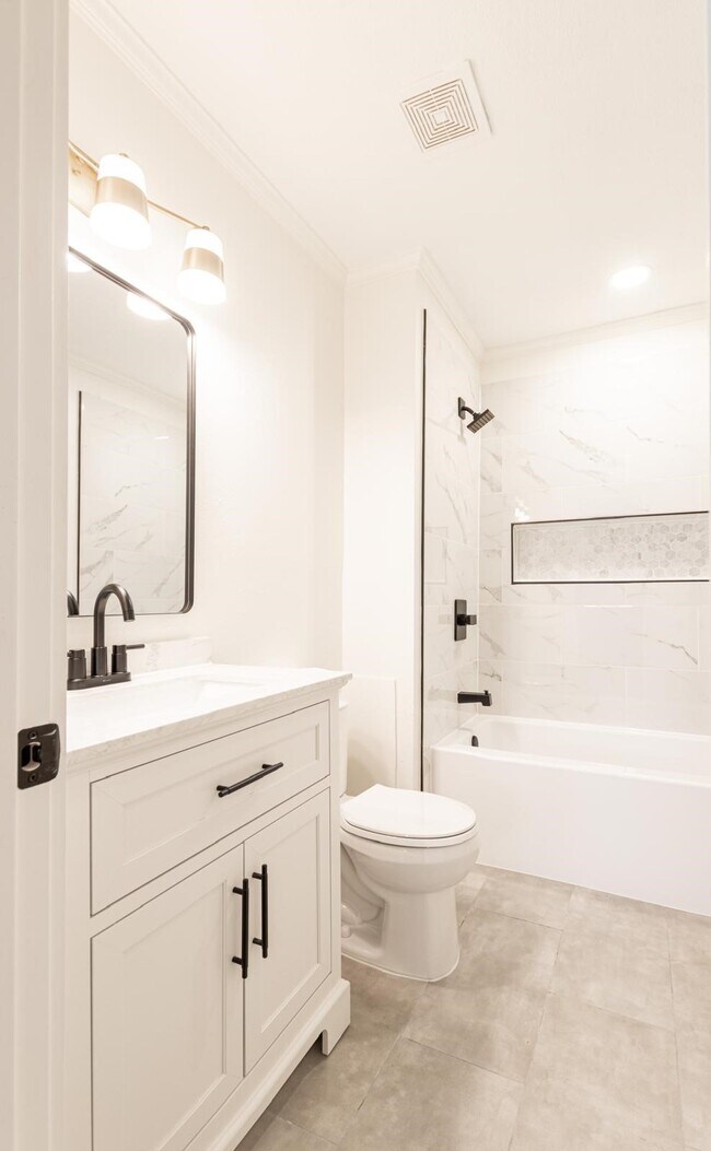 Building Photo - 1102 Ashdale Dr