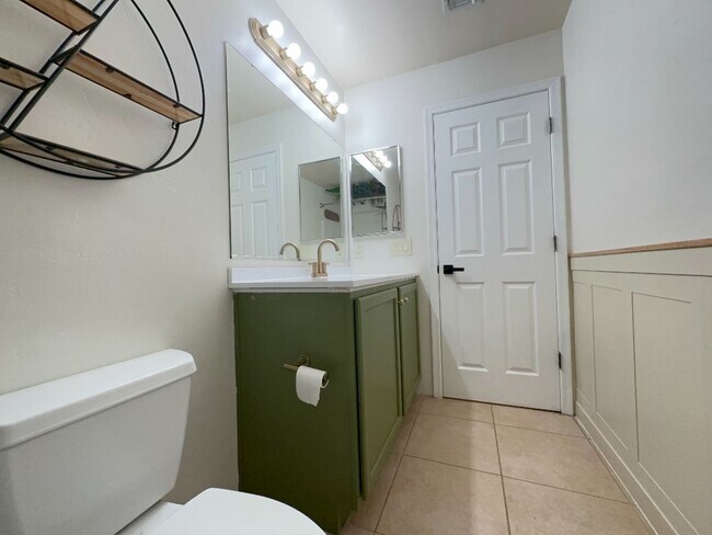 Building Photo - Available Now-3 bdrm/2 bath large open con...