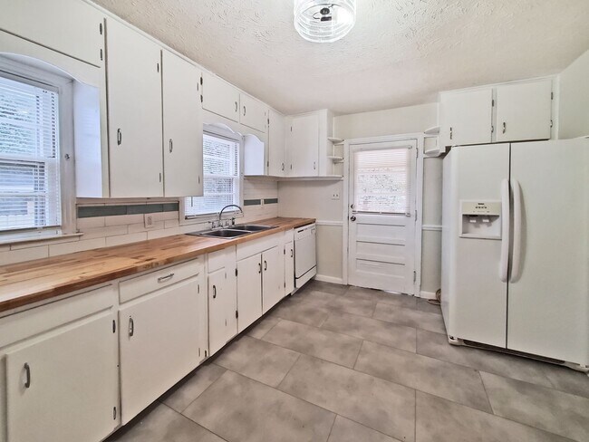 Building Photo - COMING SOON! Cutest 2/1 Bungalow in Hapeville - Housing Vouchers Accepted