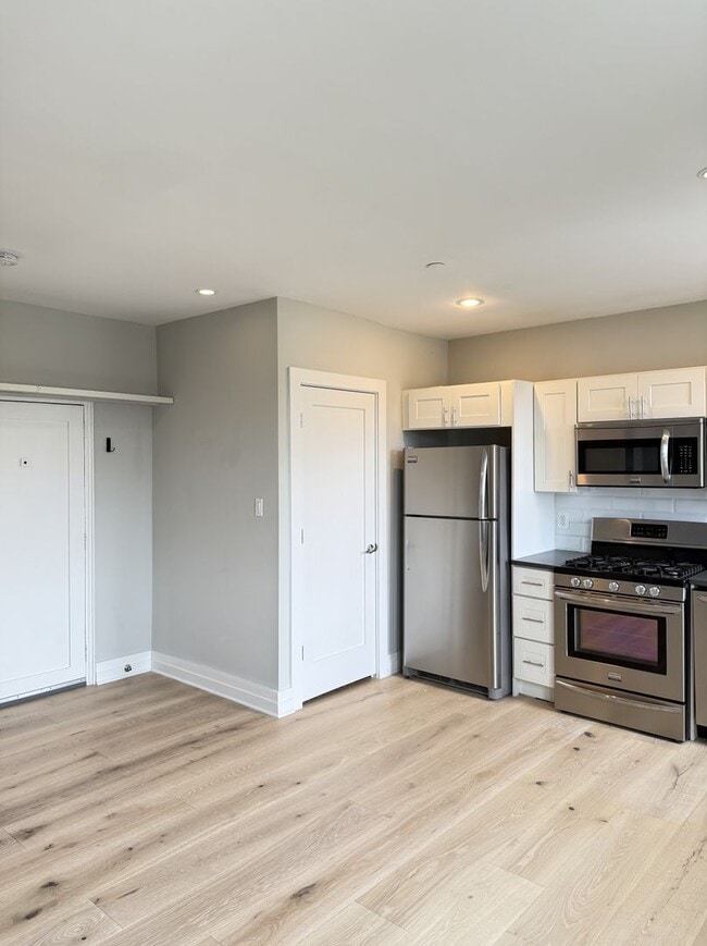 Building Photo - Bright Top-Floor 1BR Condo in Columbia Hei...
