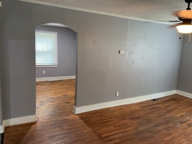 Building Photo - 715 Delia St