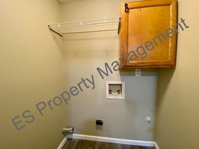 Building Photo - 3 Bedroom 1 Bathroom Ranch Style Home in Perry Township!