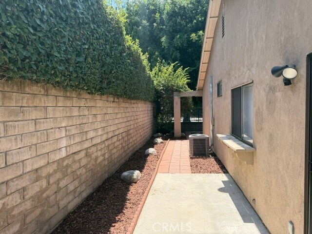 Building Photo - 2324 Raintree Dr