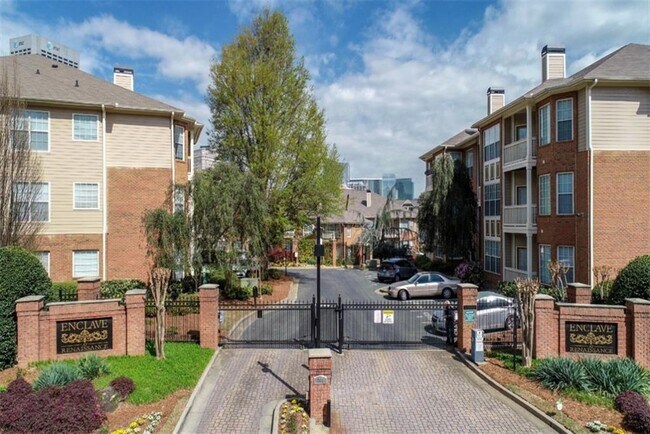 Primary Photo - 200 Renaissance Pkwy NE