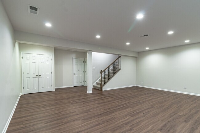 Building Photo - 1858 Crenshaw Cir