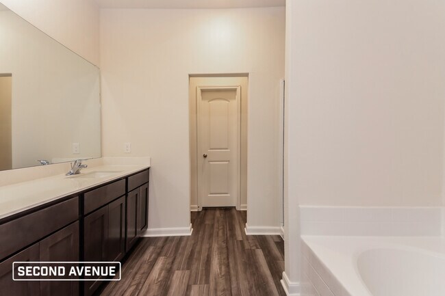 Building Photo - 909 Mallorie Ln