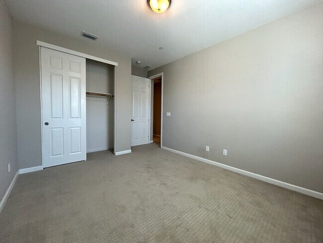 Building Photo - Beautiful 3 Bedroom 2.5 Bathroom in Gated ...