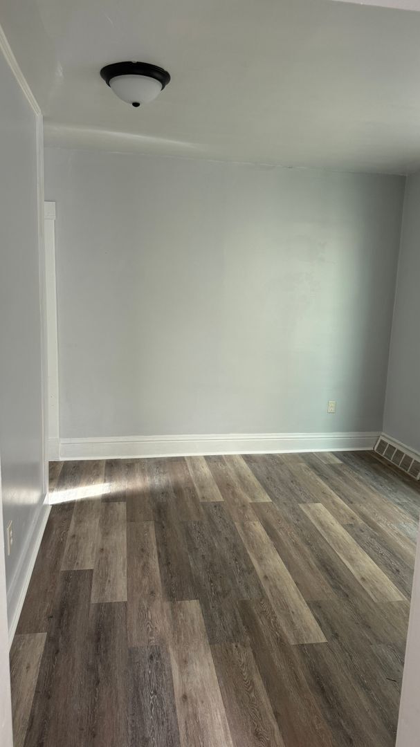 Building Photo - 2 bedroom house available now