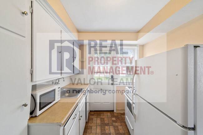 Building Photo - 2bd/1bth - Side by side Duplex in Shaker H...