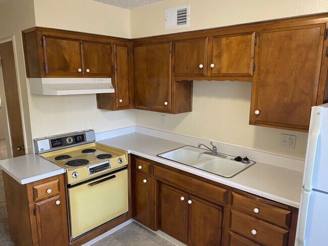 Building Photo - Cozy studio for rent in Visalia