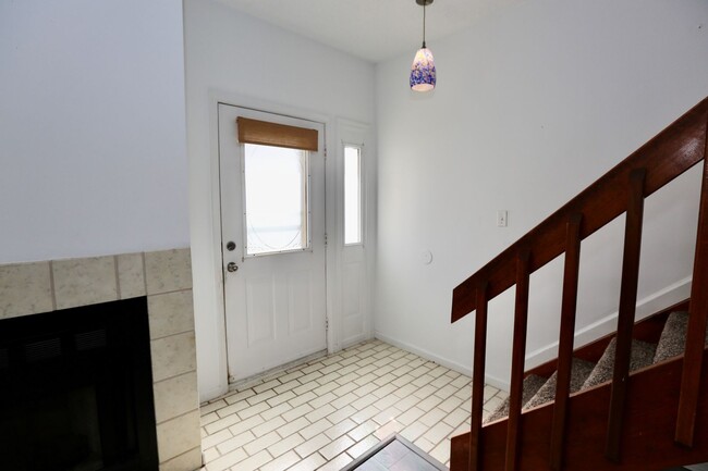Building Photo - Updated Chimney Hill Condo Available 03-25...