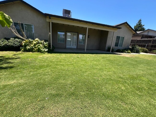 Building Photo - 623 W Meadow Ln