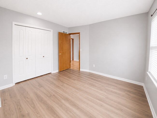 Building Photo - 1400-1528 LaChateau Drive