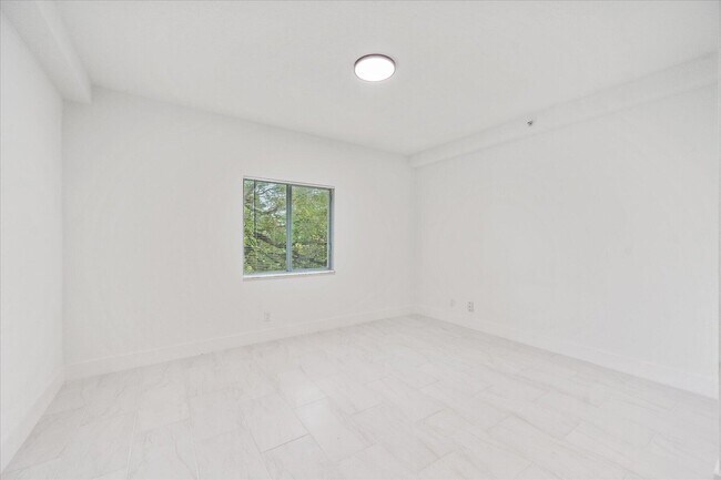 Building Photo - 1165 Golden Lakes Blvd