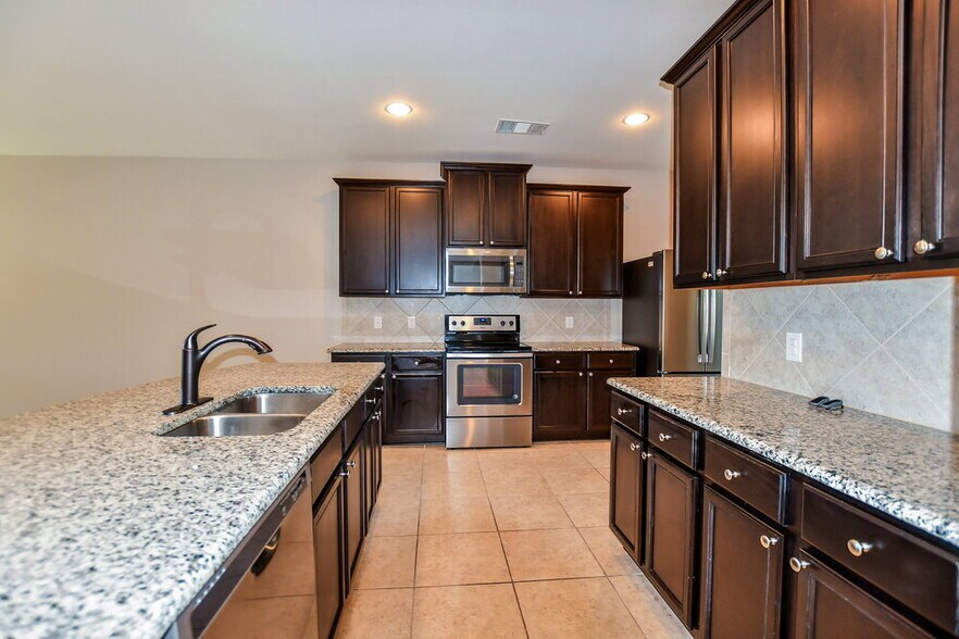 Building Photo - 526 Roaring Springs Dr