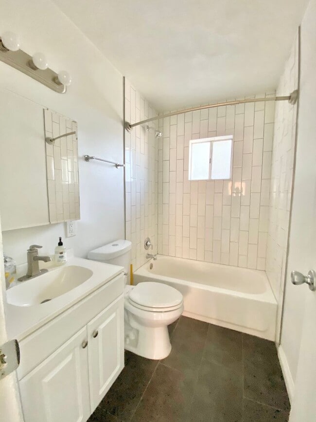 Building Photo - 2727 Phelps Ave