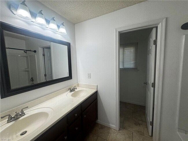 Building Photo - 4033 Foxwood Dr