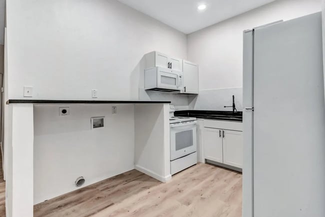 Building Photo - Renovated and full of character, this 3-bedroom, 1-bath apartment, We accept section 8