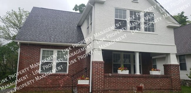 Primary Photo - MOVE IN SPECIAL $1000 OFF 1ST MONTH'S RENT...