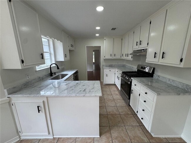 Building Photo - 1117 Pinemont Dr