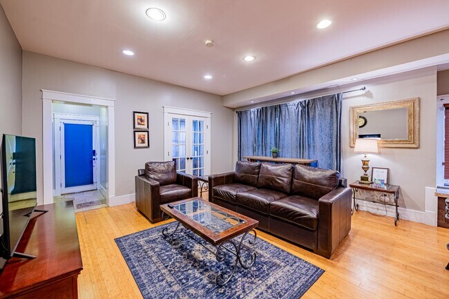 Building Photo - 902 Marquette Ave NW