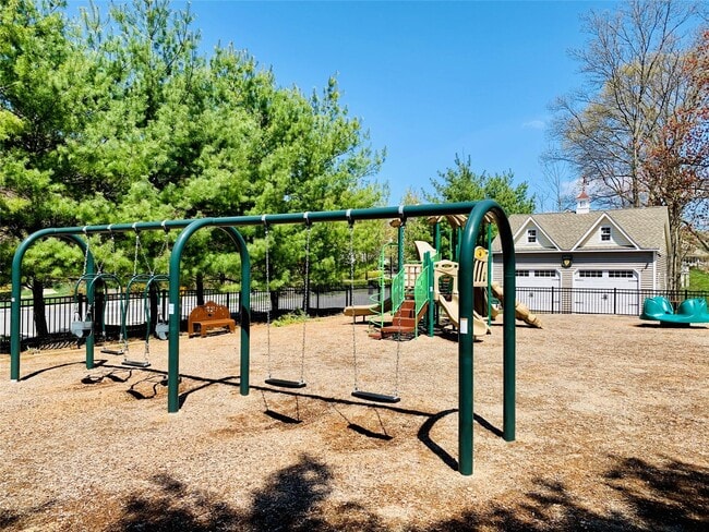 Building Photo - 3 Country Club Dr