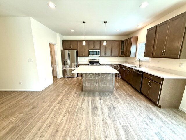 Building Photo - 713 Crested Pt Dr
