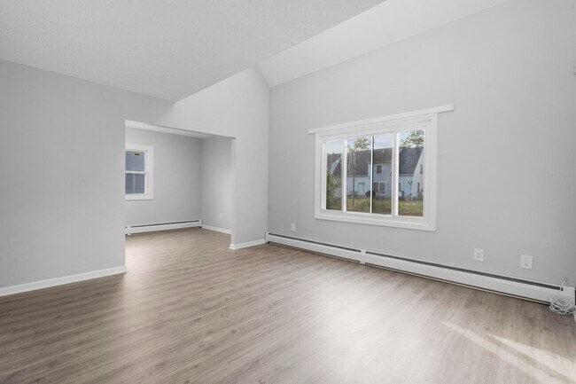 Livingroom - 670 Middletown Ave