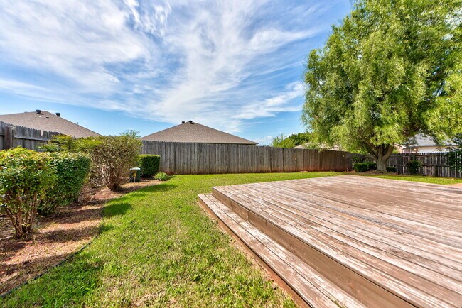 Building Photo - 608 Cavecreek St
