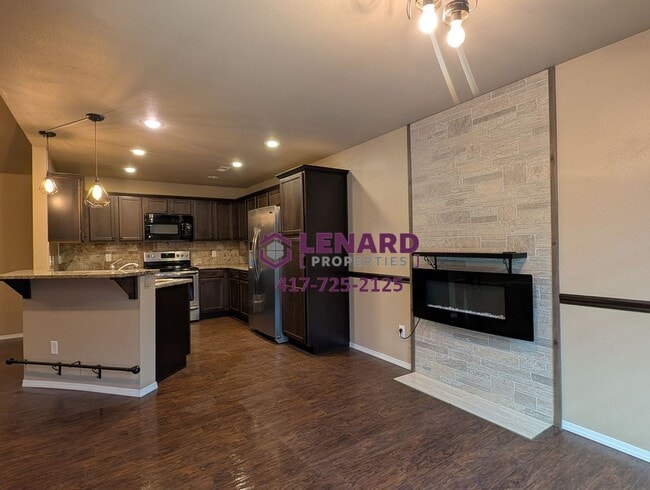 Building Photo - Beautiful 3 Bedroom House with Fenced in Y...