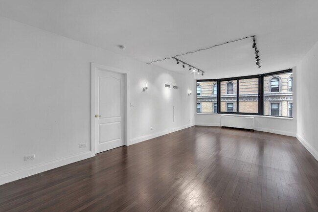 Building Photo - 155 W 70th St