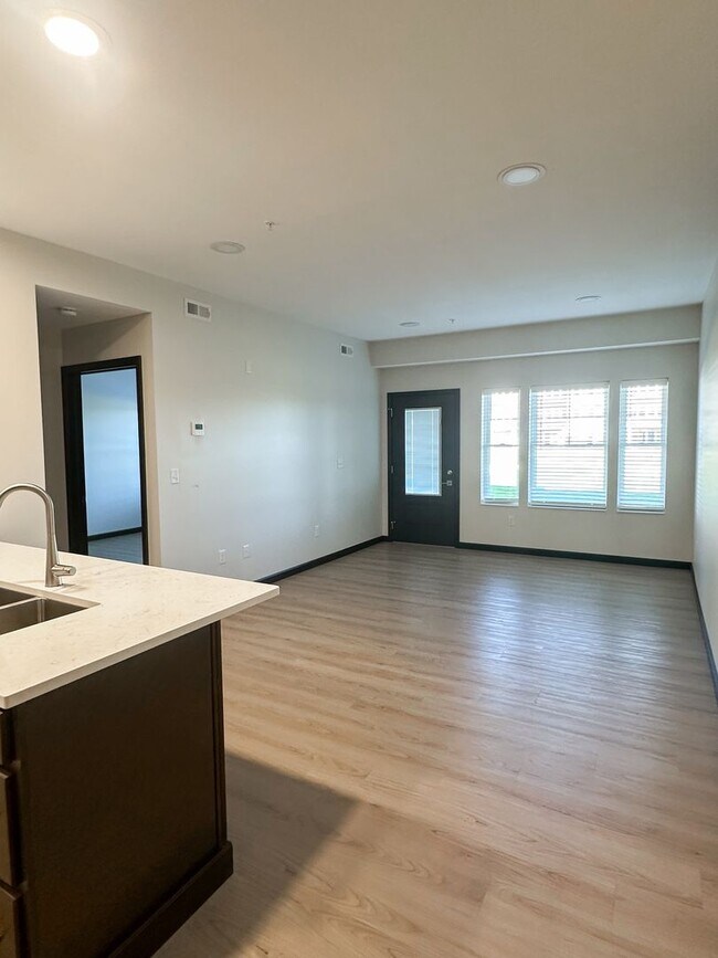 Building Photo - New! Beautiful 1 Bed, 1 Bath Apartment in ...
