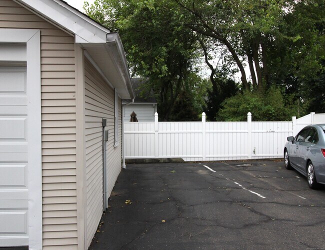 Building Photo - 67 Scofield Ave