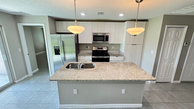 Building Photo - Amazing 4 Bedroom, 2 Bathroom Home in Palm Bay!!