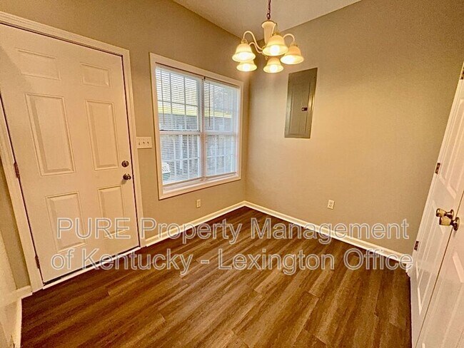 Building Photo - 2561 MacKenzie Ln