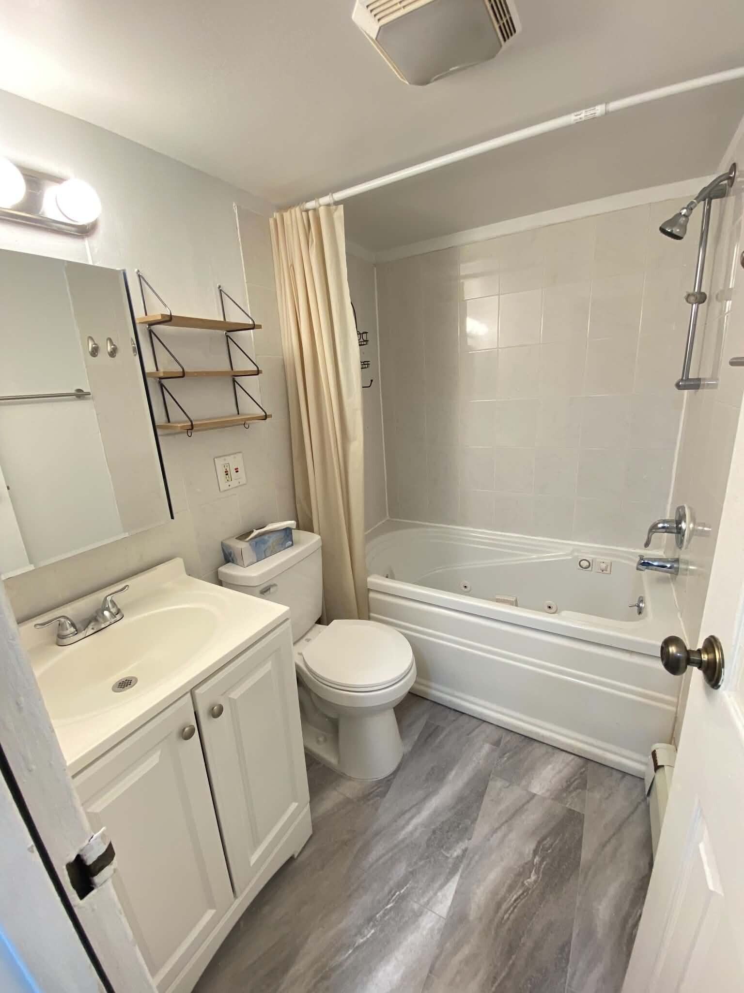 Jacuzzi tub - 110 Byberry Rd