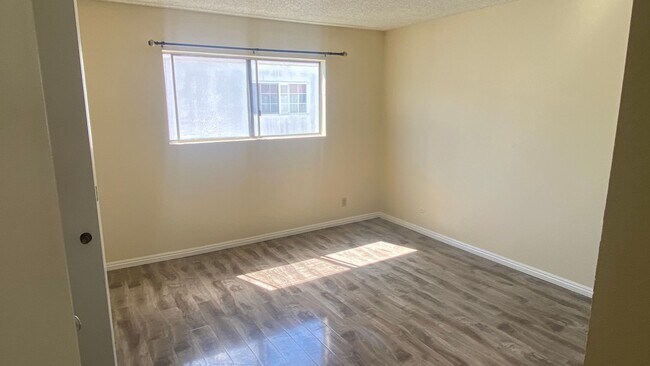 Building Photo - Beautiful Condo in Serene Montebello HOA – Pool, Spa, Prime Location