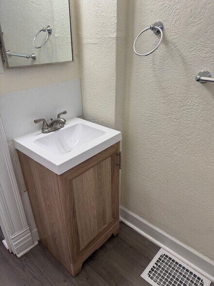 Building Photo - 1560 Wealthy St SE