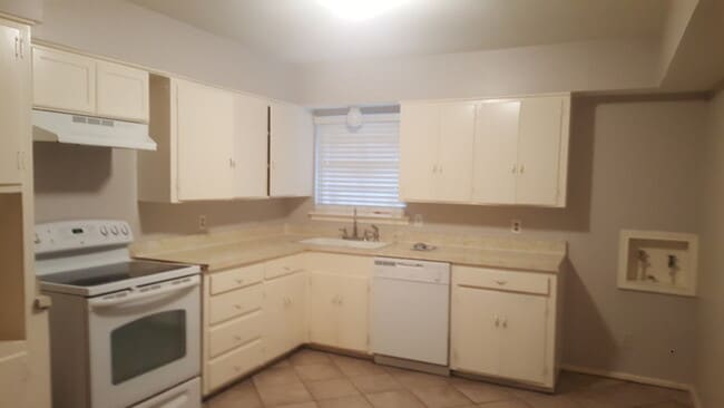 Building Photo - No Application Fee* Plus $250 Off First 2 ...