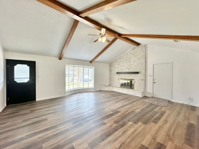 Building Photo - Available now! Newly Updated 3/2/2! Large ...