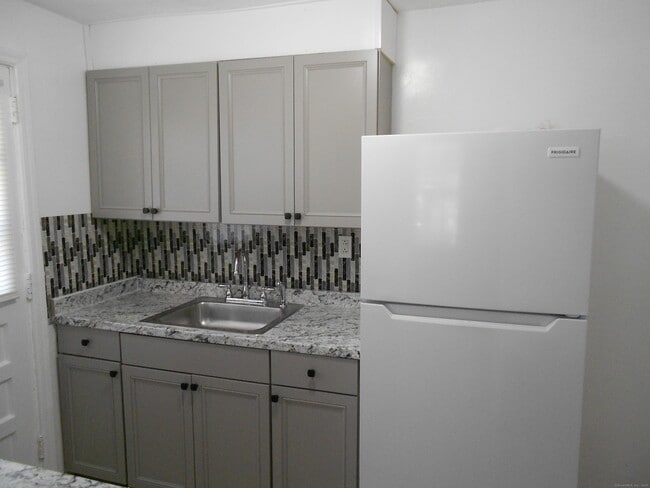 Building Photo - 18 Bridge St