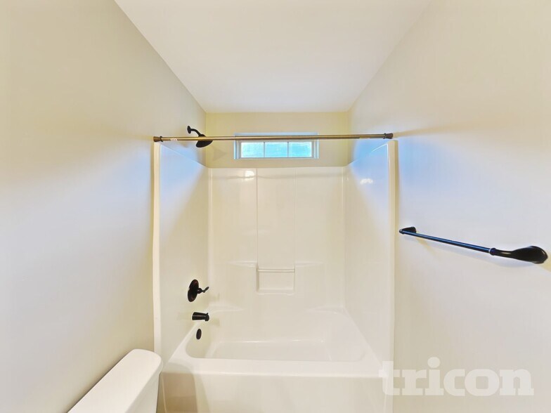 Building Photo - 498 Kirkland Dr