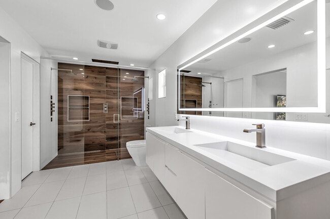 Building Photo - 2471 NE 46th St